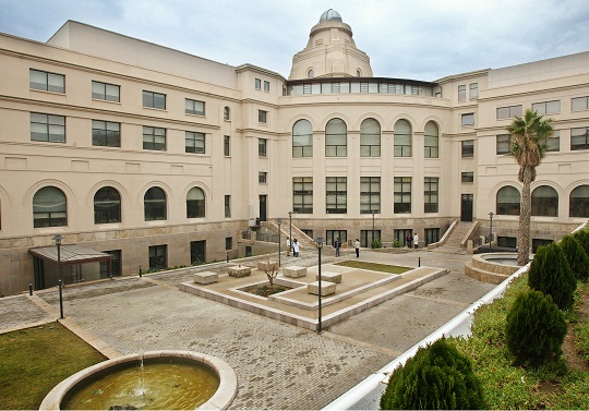 Esta imatge mostra el pati posterior de l'edifici de rectorat en la Universitat de València